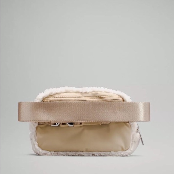 Lululemon Everywhere Ivory Fleece belt bag NWT - Picture 3 of 7